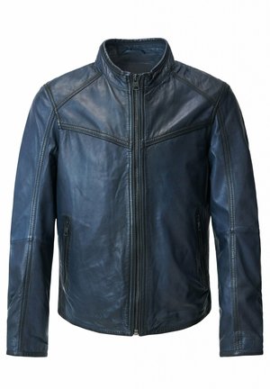 Chaqueta de cuero negra para hombre con cuello alzado, cremallera frontal y bolsillos laterales con cremallera sobre fondo blanco liso.