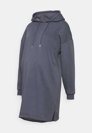 Robe à capuche de couleur gris foncé, avec une coupe décontractée, des manches longues, une poche frontale et des fentes sur les côtés à l'ourlet pour faciliter les mouvements.