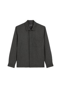 Ciemnoszara koszula overshirt w prążki wykonana z fakturowanej tkaniny, z kołnierzem, zapinana na guziki, z kieszenią na piersi. Długie rękawy z mankietami.