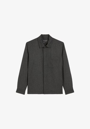 Donkergrijze gestreepte overhemdjas van gestructureerde stof, met een kraag, knoopsluiting en een borstzak. Lange mouwen met manchetdetails.
