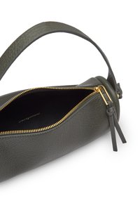 Borsa a tracolla in pelle testurizzata verde scuro con una zip dorata parzialmente aperta e una singola tracolla corta.