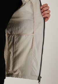 Buratti SLIM FIT - Lengva striukė - stone