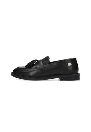 Zwarte leren loafers met franjes, platte rubberen zool, ronde neus en kleine metalen logo-accent op de hak. Glad oppervlak.
