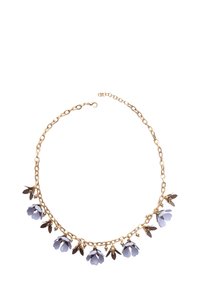Zlata verižica za vrat z svetlo vijoličastimi cvetličnimi poudarki in temnimi listnatimi detajli. Ima nežno obliko z več cvetnimi oblikami.