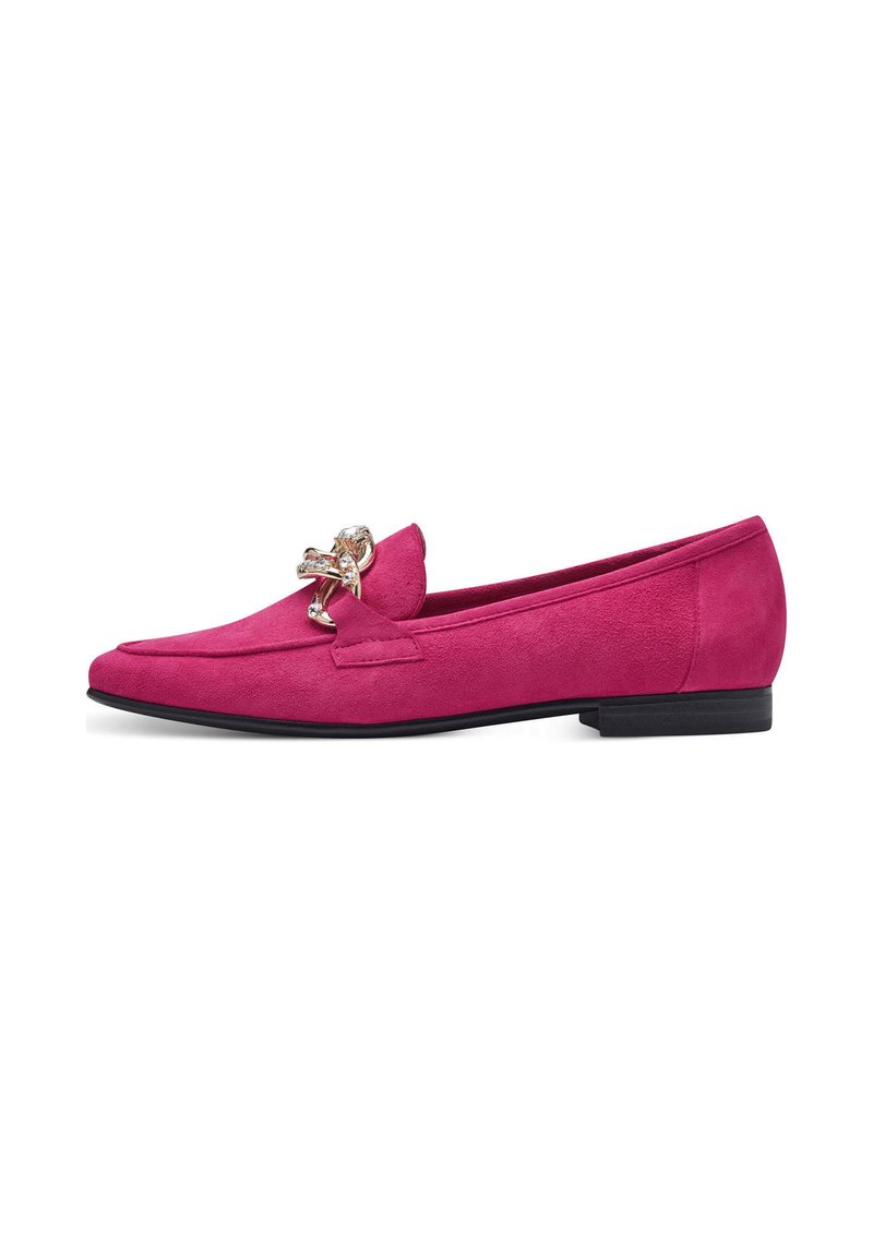 Roze nubuck instapper met een ronde neus en een vlakke zwarte zool, met een decoratieve zilveren kettingaccent aan de voorkant.