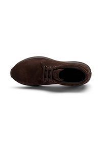 Scarpa casual in suede marrone scuro con punta tonda, chiusura in pizzo e rivestimento interno nero, vista dall'alto su sfondo bianco.