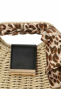 Bolso de paja tejido con un cierre de cuero negro y un asa de tela con estampado de leopardo. Material natural texturizado con un acento trenzado.