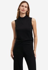 Zwarte, mouwloze top met een opstaande kraag. Zacht gebreid materiaal, getailleerde snit, strakke lijnen en geen zichtbare patronen of accenten.