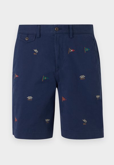 Σορτς σε ναυτικό μπλε με κουμπωτή μέση και κεντημένες μικρές ναυτικές σημαίες και κόμπους που είναι διασκορπισμένα στο ύφασμα.
