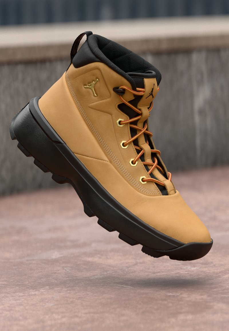 Sneaker high-top in pelle marrone con lacci arancioni, interno nero e una spessa suola in gomma nera. Presenta un logo sul lato.