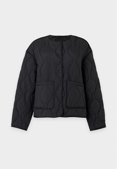 Veste matelassée noire avec encolure ronde, boutons-pression devant, deux poches avant et motif de surpiqûres ondulé, présentée sur fond uni.
