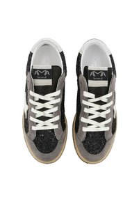 Sneaker grigie e nere con tomaia in suede e texture, lacci bianchi e suola in gomma, dotate di accenti scintillanti e design minimalista.