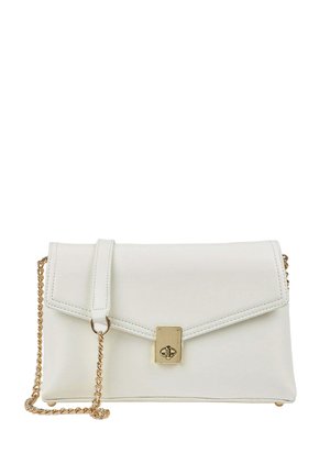 Witte leren envelope clutch met gouden draaisluiting en gouden kettingband.