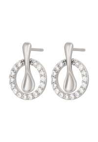 Strieborné visiace náušnice s okrúhlym dizajnom, obklopené malými čírymi drahokamami. Hladká textúra s lešteným povrchom.