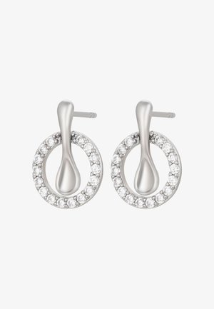 Orecchini a goccia in argento con design circolare, circondati da piccole gemme trasparenti. Texture liscia con una finitura lucida.