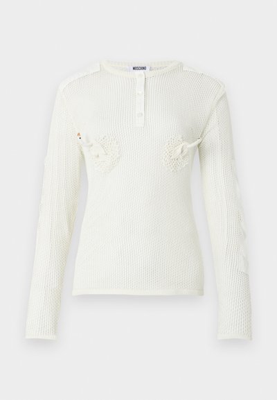 Haut blanc en maille à manches longues avec encolure ronde, patte de boutonnage et détails 3D de cygne sur la poitrine par Moschino.