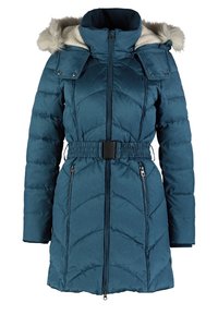 Teal pufferjakke med en faux fur-foret hætte, elastisk taljebælte, lodret og diagonalt quiltet mønster samt dobbelt sidelommer med lynlås.