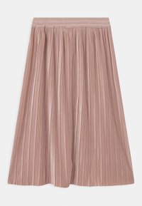 Falda midi plisada de tejido rosa claro con cintura elástica. Presenta rayas verticales y una textura suave y brillante.