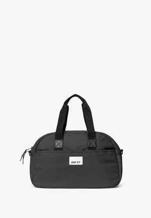 Schwarzer Reisetasche mit zwei robusten Griffen und einem Reißverschluss, auf der Vorderseite mit einem weißen Etikett mit "DAY ET". Einfaches, modernes Design.