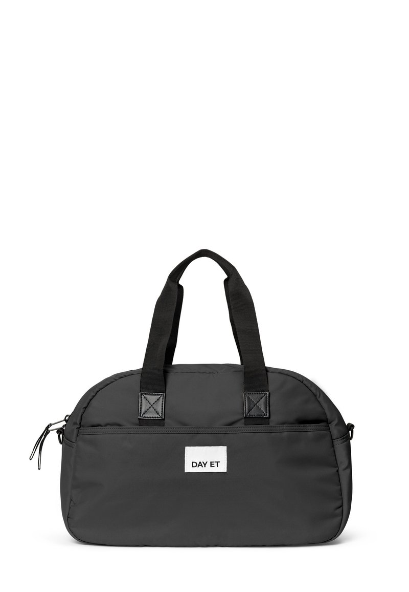 Schwarzer Reisetasche mit zwei robusten Griffen und einem Reißverschluss, auf der Vorderseite mit einem weißen Etikett mit "DAY ET". Einfaches, modernes Design.
