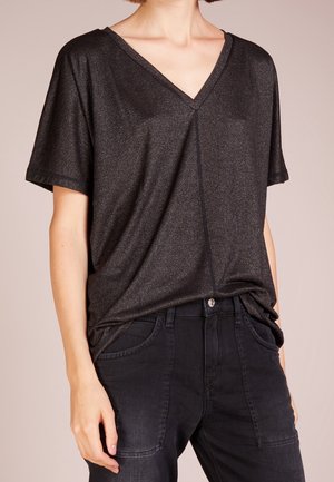 Top corto nero a maniche corte con scollo a V, realizzato in materiale lucido. Vestibilità rilassata con una silhouette leggermente ampia e dettagli di cucitura visibili.