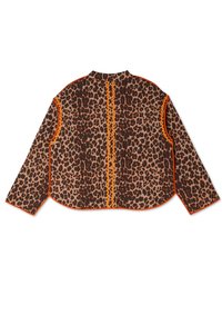 Jasje met lange mouwen in luipaardprint heeft contrasterende oranje rand langs de naden, een afgeronde zoom en een hoge kraag.