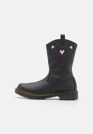 Botín negro de cuero con acabado texturizado, con tres detalles en forma de corazón rosa en la parte superior y suela de goma resistente.