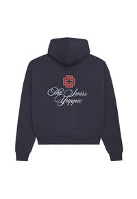 Marineblauwe hoodie met een voorzak, capuchon met trekkoord, een rood Zwitsers kruislogo en witte scripttekst met de tekst "The Swiss Yuppie." Gladde stofstructuur.
