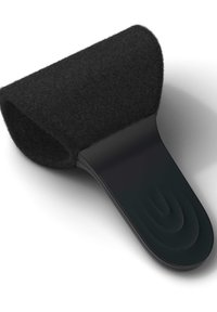 Schwarzer Filz mit ergonomischem Griff und glattem Plastikboden, ausgestattet mit einer abgerundeten Oberseite und einem geschwungenen Griff für angenehme Nutzung.