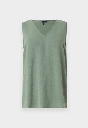 Haut sans manches vert sauge à col en V avec une coupe décontractée, confectionné dans un tissu texturé léger, présenté sur un fond clair uni.