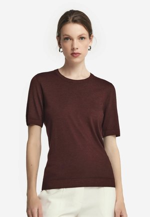 Maglione corto borgogna con maniche corte, scollatura rotonda, polsini e orlo a costine, caratterizzato da una texture liscia per un aspetto elegante.