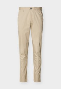 Μπεζ παντελόνι στενής γραμμής με θηλάκια για ζώνη, κούμπωμα με κουμπί, πλαϊνές τσέπες και ραμμένη ραφή, απλωμένο επίπεδα σε ανοιχτό φόντο.