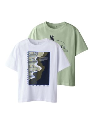 Zwei kurzärmelige T-Shirts, eines weiß mit einem Strandgrafik "SURFING", das andere hellgrün mit einer schwarzen Illustration eines Surfers und eines Surfbretts.