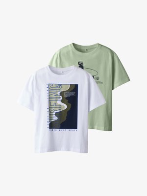 Două tricouri cu mânecă scurtă, unul alb cu o grafică de plajă "SURFING", celălalt verde deschis cu o ilustrație cu un surfer negru și o placă de surf.