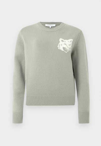 Suéter de punto verde claro con cuello redondo, puños y dobladillo acanalados, que presenta un gráfico de un lobo blanco en el pecho. Textura suave.