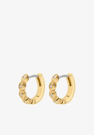 Boucles d'oreilles en or en forme de créole avec des bords texturés et cinq petites pierres claires incrustées d'un côté. Dispose d'un mécanisme à charnière en argent élégant.