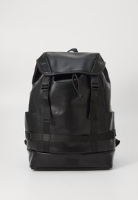Zaino nero realizzato in materiale liscio e resistente, con un cappuccio pieghevole, spallacci regolabili e una cinghia inferiore per maggiore sicurezza.