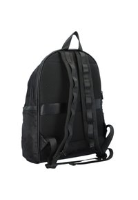 Sac à dos en tissu noir avec une forme arrondie, des panneaux en maille à l'arrière et des bretelles réglables au toucher lisse.