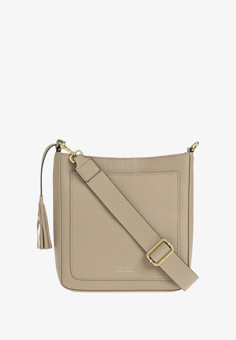 Sac en cuir beige à bandoulière avec détail en frange, quincaillerie dorée, sangle réglable, texture lisse et poche avant pour le rangement.