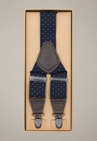 Granatowe szelki z materiału z wzorem w romby, brązowe skórzane wykończenia, srebrne klipsy, zapakowane w tekturowe pudełko.