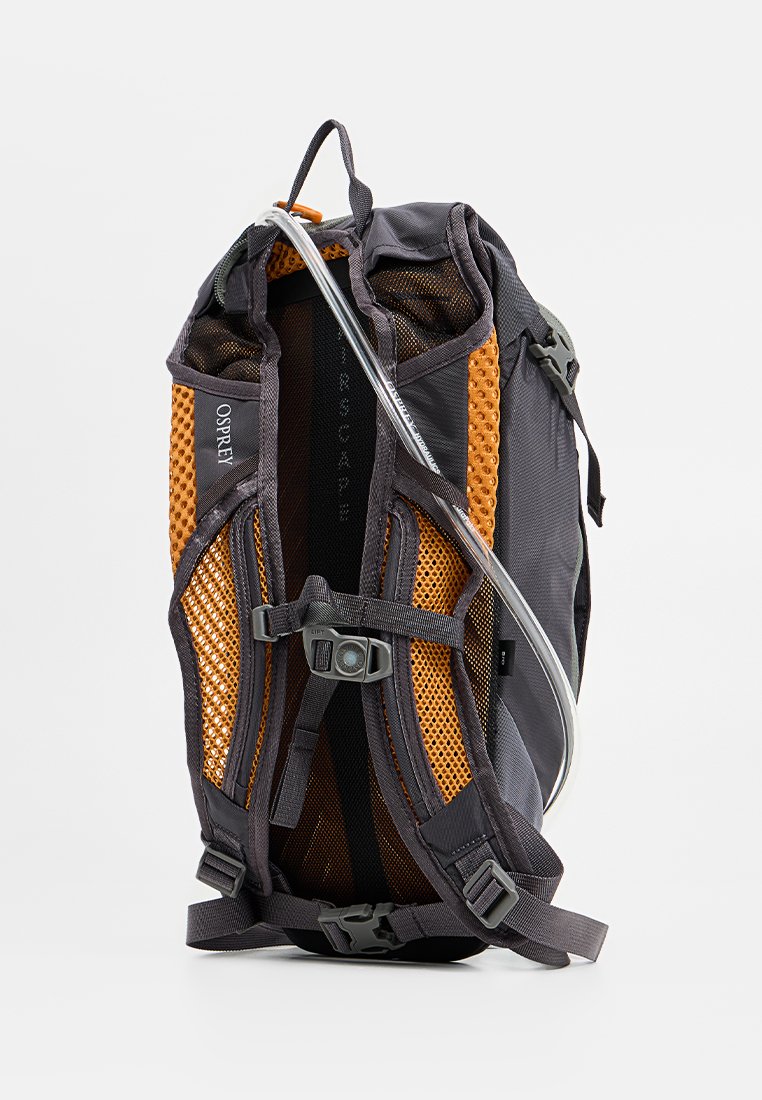 Mochila de hidratación negra y naranja con acentos de malla, correas ajustables y forma curva. Presenta un tubo de hidratación y cierre de hebilla.