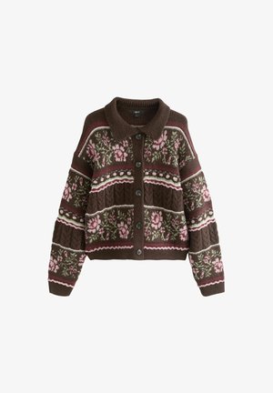 Cardigan maro cu guler, manșete și tiv ribat, având modele florale roz și verzi, precum și secțiuni din tricot texturat.