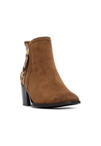 Stivaletto in suede marrone con pannelli laterali a stampa leopardata, punta a forma appuntita e tacco a blocco. Dettaglio della cerniera dorata sul lato.