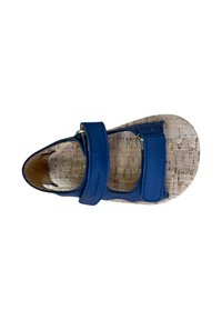 Sandalia de cuero azul con dos correas ajustables, plantilla de corcho, suela plana y punta redonda. Superficie texturizada en las correas.