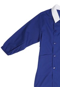 Indumento blu con colletto bianco, maniche lunghe a sbuffo e una tasca aperta. Realizzato in tessuto morbido, presenta una vestibilità classica.