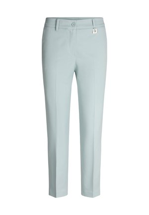 Lichtblauwe, op maat gemaakte broek met rechte pijpen, een knoopsluiting en een klein zilverkleurig metalen detail. Gladde stof zonder zichtbare patronen.