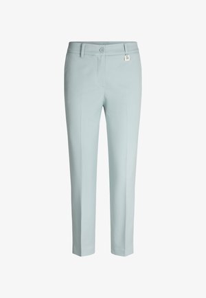 Lichtblauwe, op maat gemaakte broek met rechte pijpen, een knoopsluiting en een klein zilverkleurig metalen detail. Gladde stof zonder zichtbare patronen.