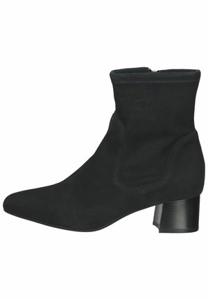 Schwarzer Wildleder-Stiefelette mit spitz zulaufender Zehe, kurzem Schaft und niedrigem Blockabsatz. Mit kontrastierender Naht entlang der oberen Kante.