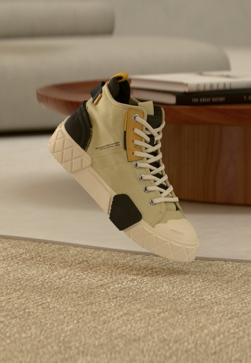 Λευκά αθλητικά παπούτσια τύπου high-top σε ανοιχτό πράσινο και μαύρο, με υφή υφάσματος στην επάνω πλευρά, λευκά κορδόνια και διακεκριμένη καουτσούκ σόλα με γωνιώδη σχέδια.