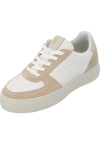 Weiße und beigefarbene Sneaker aus Wildleder und Leder, mit Schnürdesign, gepolstertem Kragen und dezentem Logo-Detail auf der Zunge.